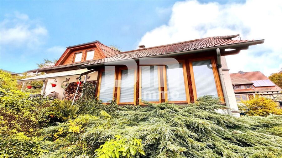 Einfamilienhaus mit Einliegerwohnung in Traumlage mit Terrasse, Naturgarten und Garage - Seitenansicht